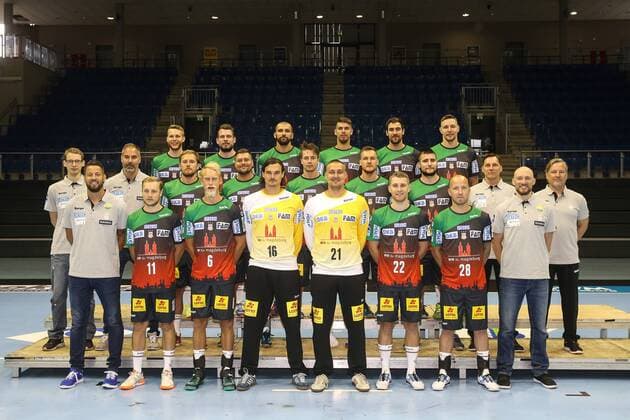 Team photo SC Magdeburg back row v Justin Kurch Mads Christiansen Zeljko Musa Piotr Chrapkowski Carlos Molina Cosano Gleb Kalarash middle row v li Youth coordinator Felix Eckert Goalkeeping coach Tomas Runar Svensson Albin Lagergren Marko Bezjak Michael Damgaard Christian O Sullivan Juan de la Pena Physiotherapist Andreas Grote Physiotherapist Guido Engemann Front row v left Coach Bennet Wiegert Daniel Pettersson Matthias Musche Goalkeeper Jannick Green Krejberg Goalkeeper Dario Quenstedt Lukas Mertens Robert Weber Co Coach Yves Grafenhorst SC Magdeburg 1 BL Handball Bundesliga Season 2018 2019 Official Photoalbum Portrait Date 2018 2019 SC Magdeburg in the GETEC Arena in Magdeburg Germany Handball Man men 11 07 2018