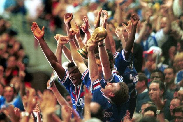 Fußball Fussball Weltmeisterschaft France 98 Finale Endspiel Paris-Saint-Denis Stade France 12.07.1998 Nationalmannschaft Frankreich Didier Deschamps mit Pokal dahinter die Mannschaft Jubel Oberkörper Oberkoerper Freude Emotion Kapitän Kapitaen Arme Siegerehrung *** Sport Football Soccer World Cup France 98 Finals Final Paris Saint Denis Stade France 12 07 1998 National team France Didier Deschamps with cup behind the team cheers upper body upper body joy emotion Captain Kapitaen arms victory ceremony