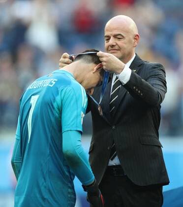 WM 2018, Belgien erringt Platz 3 (180714) -- SAINT PETERSBURG, July 14, 2018 -- Belgium s goalkeeper Thibaut Courtois (L) receives his medal from FIFA President Gianni Infantino at the awarding ceremony of the 2018 FIFA World Cup WM Weltmeisterschaft Fussball third place play-off match between England and Belgium in Saint Petersburg, Russia, July 14, 2018. Belgium defeated England 2-0 and won the third place of the 2018 FIFA World Cup. ) (SP)RUSSIA-SAINT PETERSBURG-2018 WORLD CUP-THIRD PLACE-ENGLAND VS BELGIUM FeixMaohua 