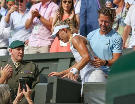 Coach Wim Fissette helps Angelique Kerber out of the player loge Copyright: xJuergenxHasenkopfx