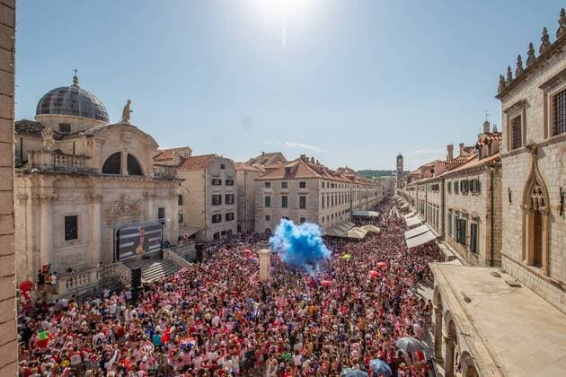Fußball, WM Finale 2018 in Moskau, Frankreich - Kroatien World Cup fans Dubrovnik 15.07.2018.,Duborvnik - In front of the Church of ST. Vlaho, hundreds of people gathered to watch the final match of the World Cup between Croatia and France.  GrgoxJelavic PIXSELL