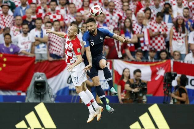 Fußball, WM Finale 2018 in Moskau, Frankreich - Kroatien (l-r) Domagoj Vida of Croatia, Olivier Giroud of France during the 2018 FIFA World Cup WM Weltmeisterschaft Fussball Russia Final match between France and Croatia at the Luzhniki Stadium on July 15, 2018 in Moscow, Russia FIFA World Cup 2018 Russia 2017 2018 xVIxVIxImagesx xMauricexvanxSteenxWKxIVx 11505414