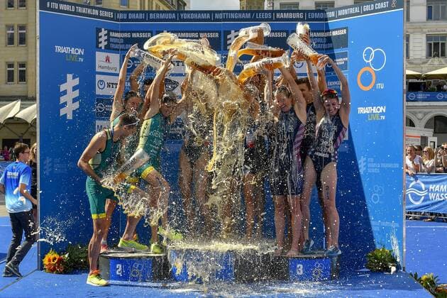 Sport Themen der Woche KW28 Sport Bilder des Tages ITU World Triathlon Hamburg Team WM; Hamburg, 15.07.2018 Die obligatorische Bierdusche nach der Siegerehrung, ITU World Triathlon Hamburg Team WM, 15.07.2018, (Hamburg). *** ITU World Triathlon Hamburg Team World Championships Hamburg 15 07 2018 The obligatory beer shower after the award ceremony ITU World Triathlon Hamburg Team WM 15 07 2018 Hamburg xjgx