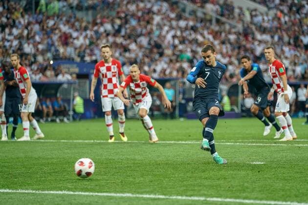 FuÃŸball, WM Finale 2018 in Moskau, Frankreich - Kroatien 15th July 2018, Luzhniki Stadium, Moscow, Russia; FIFA World Cup WM Weltmeisterschaft Fussball Football Final, France versus Croatia; Antoine Griezmann of France takes a penalty and scores for 2-1 in the 39th minute  ActionPlus12047969 UlrikxPedersen