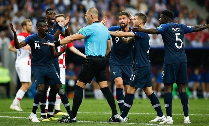 Fußball, WM Finale 2018 in Moskau, Frankreich - Kroatien France vs Croatia MOSCOU, MO - 15.07.2018: FRANCE VS CROATIA - French players complained to referee Nesto Pitana after Ivan Perisic& 39;s handchouching Croatia during a match between France and Croatia valir the final of the 2018 World Cup held at tht the Luzhniki Stadium in Moscow, Russia. (Photo: Marcelo Machado de Melo Fotoarena) x1567794x  MarceloxMachadoxdexMelo