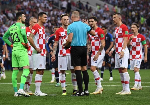 FIFA World Cup 2018 FINALE France Croatia 15 07 2018 Goalkeeper Danijel Subasic Dejan Lovren Ivan Rakitic Sime Vrsaljko Ivan Perisic and Luka Modric all of Croatia complain to referee Nestor Pitana