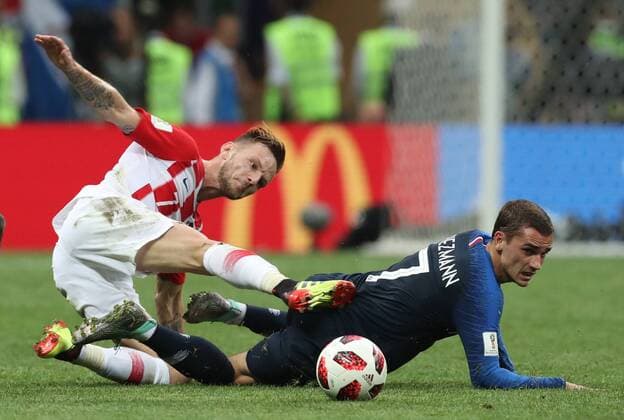 Sport Themen der Woche KW28 Sport Bilder des Tages Ivan Rakitic of Croatia tackles Antoine Griezmann of France during the FIFA World Cup WM Weltmeisterschaft Fussball 2018 Final at the Luzhniki Stadium, Moscow. Picture date 15th July 2018. Picture credit should read: David Klein Sportimage EDITORIAL USE ONLY. No use with unauthorised audio, video, data, fixture lists, club league logos or live services. Online in-match use limited to 120 images, no video emulation. No use in betting, games or single club league player publications.