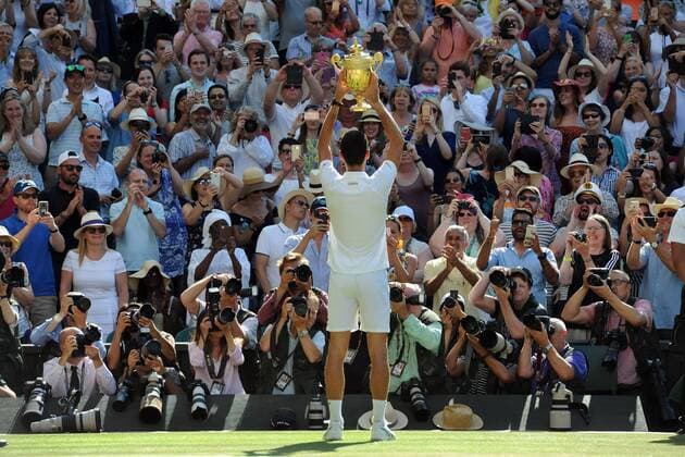 Sport Bilder des Tages Tennis - 2018 Wimbledon Championships - Week Two, Sunday (Day Thirteen) Men s Singles Final: Kevin Anderson (RSA) vs. Novak Djokovic (SRB) Press Photographers take pictures of Djokovic as he shows off the trophy to the crowd, on Centre Court. COLORSPORT ANDREW COWIE 