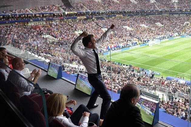 FuÃŸball, WM Finale 2018 in Moskau, Frankreich - Kroatien Sport Themen der Woche KW28 Sport Bilder des Tages MOSCOW, RUSSIA - JULY 15, 2018: France s President Emmanuel Macron (C standing) celebrates a goal as FIFA President Gianni Infantino (L) looks on at the final match of FIFA World Cup WM Weltmeisterschaft Fussball Russia 2018 between France and Croatia at Luzhniki Stadium. Alexei Nikolsky Russian Presidential Press and Information Office TASS  TS089956