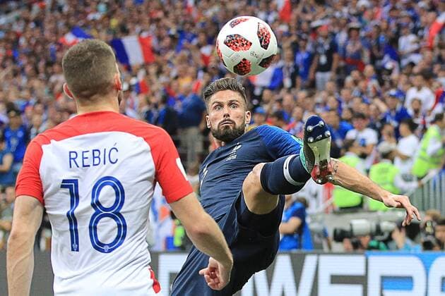 FuÃŸball, WM Finale 2018 in Moskau, Frankreich - Kroatien MOSCOW, RUSSIA â€“ JULY 15, 2018: Croatia s Ante Rebic (L) and France s Olivier Giroud fight for the ball in their 2018 FIFA World Cup WM Weltmeisterschaft Fussball final football match at Luzhniki Stadium. Sergei Bobylev TASS  TS0899BB