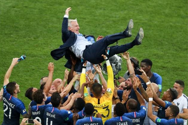 FuÃŸball, WM Finale 2018 in Moskau, Frankreich - Kroatien WM 2018, Finale, Frankreich ist Weltmeister MOSCOW, RUSSIA - JULY 15, 2018: France s manager Didier Deschamps (top) and his players celebrate victory in the 2018 FIFA World Cup WM Weltmeisterschaft Fussball Final match between France and Croatia at Luzhniki Stadium. Stanislav Krasilnikov TASS  TS0899E9