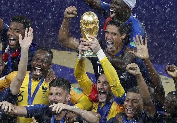 WM 2018, Finale, Frankreich ist Weltmeister France vs Croatia MOSCOU, MO - 15.07.2018: FRANCE VS CROATIA - Goalkeeper France captain Hugo Lloris raises the FIFA World Cup WM Weltmeisterschaft Fussball 2018 during match between France and Croatia valid for the final of the 2018 World Cup held at the Luzhniki Stadium in Moscow, Russia. (Photo: Rodolfo Buhrer La Imagem Fotoarena) x1567888x  RodolfoxBuhrer