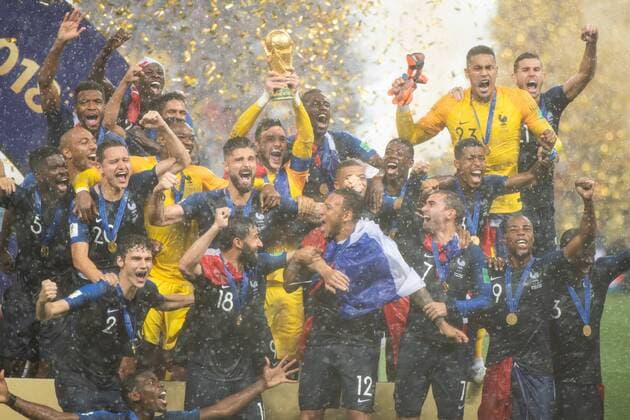 180715 Players of France celebrate with the trophy after winning the FIFA World Cup final match between France and Croatia on July 15, 2018 in Moscow Photo Petter Arvidson BILDBYRAN Code PA 92087  Copyright: PETTERxARVIDSON BB180715PA223