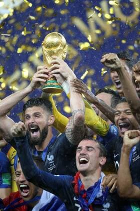 France v Croatia 2018 FIFA World Cup WM Weltmeisterschaft Fussball Final The French players lift the trophy at the end of the 2018 FIFA World Cup Final match at Luzhniki Stadium, Moscow Content Not Available For UK Newspapers Copyright: xPaulxChestertonx FIL-12022-0032