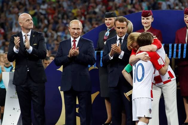 , Croatian president Kolinda Grabar-Kitarovic congratulates the Croatian player Luka Modric after the FIFA World Cup WM Weltmeisterschaft Fussball 2018 final soccer match between France and Croatia, at Luzhniki Stadium in Moscu, Russia, 15 July 2018. FRANCE VS. CROATIA !ACHTUNG: NUR REDAKTIONELLE NUTZUNG!  Copyright: xAlbertoxEstevezx FWC64-612 20180715-636672849729600735