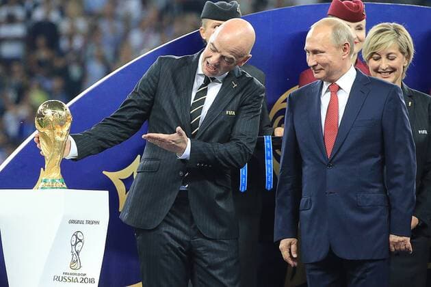 Sport Themen der Woche KW28 Sport Bilder des Tages MOSCOW, RUSSIA â€“ JULY 15, 2018: FIFA President Gianni Infantino (L) and Russia s President Vladimir Putin at a victory ceremony after the 2018 FIFA World Cup WM Weltmeisterschaft Fussball final football match between France and Croatia at Luzhniki Stadium. Team France won the game 4:2 and claimed the World Cup title. Sergei Bobylev TASS  TS089AAC