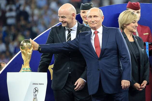 FuÃŸball, WM Finale 2018 in Moskau, Frankreich - Kroatien MOSCOW, RUSSIA â€“ JULY 15, 2018: FIFA President Gianni Infantino (L) and Russia s President Vladimir Putin at a victory ceremony after the 2018 FIFA World Cup WM Weltmeisterschaft Fussball final football match between France and Croatia at Luzhniki Stadium. Team France won the game 4:2 and claimed the World Cup title. Sergei Bobylev TASS  TS089AAD