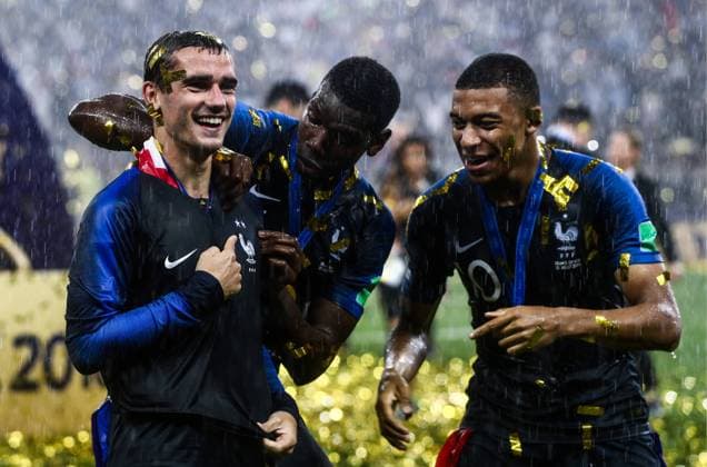 MOSCOW, RUSSIA - JULY 15, 2018: France s Antoine Griezmann, Paul Pogba and Kylian Mbappe (L-R) during an award ceremony after the 2018 FIFA World Cup WM Weltmeisterschaft Fussball Final match between France and Croatia at Luzhniki Stadium. Valery Sharifulin TASS  TS089AC9