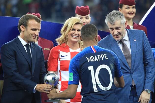 MOSCOW, RUSSIA â€“ JULY 15, 2018: France s President Emmanuel Macron, Croatia s President Kolinda Grabar-Kitarovic present France s forward Kylian Mbappe (L-R) with the FIFA Young Player award at a victory ceremony after the 2018 FIFA World Cup WM Weltmeisterschaft Fussball final football match between France and Croatia at Luzhniki Stadium. Team France won the game 4:2 and claimed the World Cup title. Sergei Bobylev TASS  TS089AB5