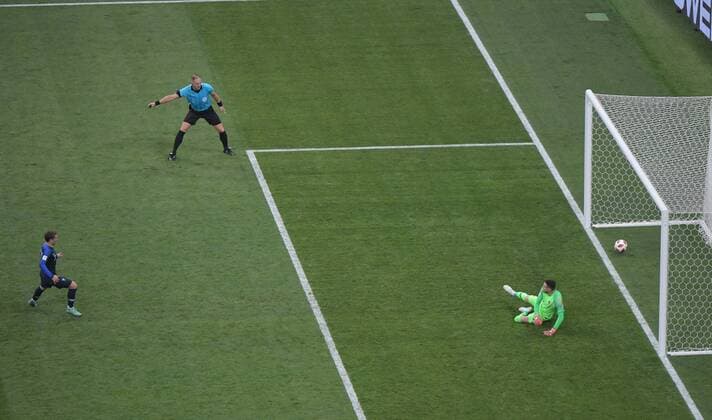 Fußball, WM Finale 2018 in Moskau, Frankreich - Kroatien WM 2018 in Rußland Finale Frankreich - Kroatien in Moskau 15.07.2018. Elfmetertor zum 2:1 für Frankreich durch Antoine Griezmann. Re.: Tw. Danijel Subasic (CRO). Mitte: Schiedsrichter Nestor Pitana (ARG). *** World Cup 2018 in Russia Final France Croatia in Moscow 15 07 2018 Penalty goal to 2 1 for France by Antoine Griezmann Re Tw Danijel Subasic CRO Center Referee Nestor Pitana ARG HM