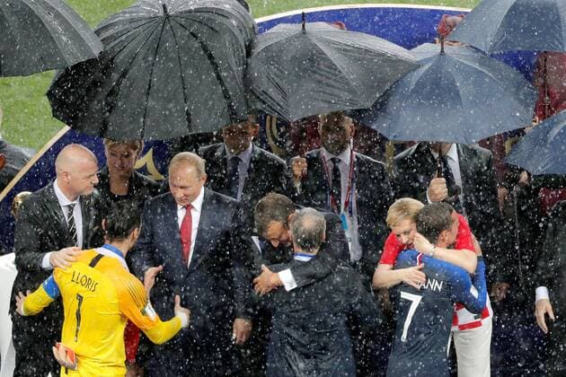 The presidents of FIFA Gianni Infantino, Russia, Vladimir Putin, France. Emmanuel Macron and Croatia Kolinda Grabar-Kitarovic congratulates the players of France after the FIFA World Cup WM Weltmeisterschaft Fussball 2018 final soccer match between France and Croatia, at Luzhniki Stadium in Moscu, Russia, 15 July 2018. FRANCE VS. CROATIA !ACHTUNG: NUR REDAKTIONELLE NUTZUNG!  Copyright: xLavandeiraxjrx FWC64-591 20180715-636672870305948082