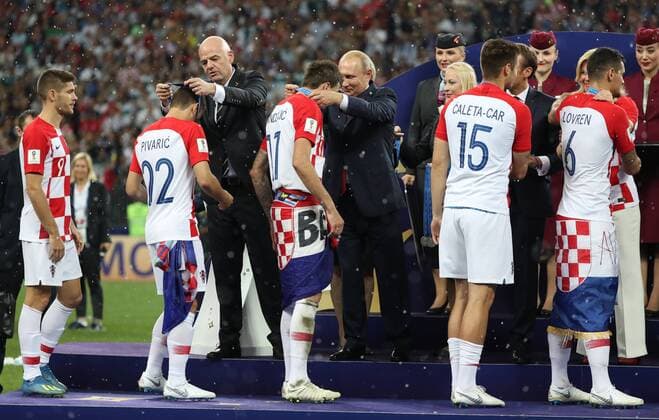 Fußball, WM Finale 2018 in Moskau, Frankreich - Kroatien Football World Cup 2018 winners 15.07.2018. Moscow, Russia - Football World Cup 2018 , Finals, Croatia - France. Andrej Kramaric, Josip Pivaric, Gianni Infantino, Mario Mandzukic, Vladimir Putin, Duje Caleta Car, Emmanuel Macron, Dejan Lovren, Kolinda Grabar-Kitarovic IgorxKralj PIXSELL