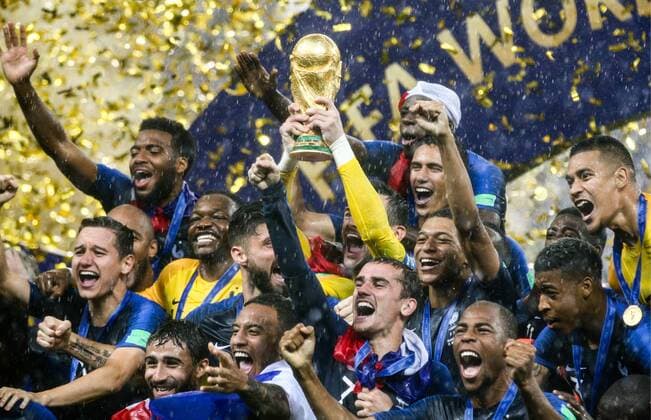 Sport Themen der Woche KW28 Sport Bilder des Tages MOSCOW, RUSSIA â€“ JULY 15, 2018: France s players lift the World Cup trophy at a victory ceremony after winning their 2018 FIFA World Cup WM Weltmeisterschaft Fussball final football match against Croatia at Luzhniki Stadium. Team France won the game 4:2 and claimed the World Cup title. Mikhail Tereshchenko TASS  TS089A6E