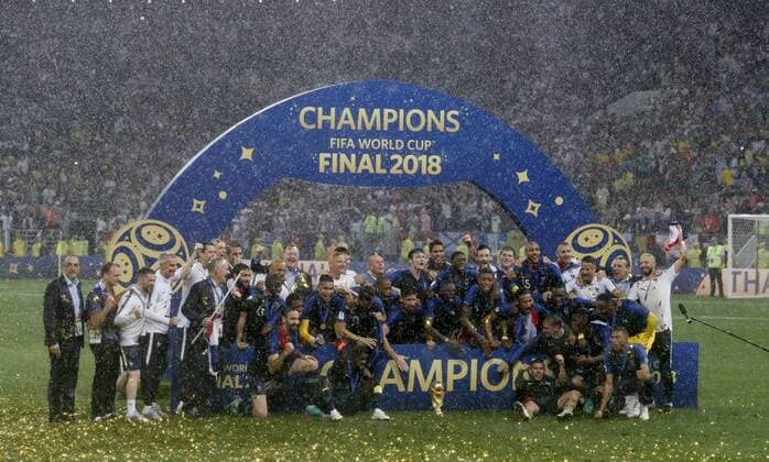 France team group Mannschaftsbild Totale with the trophy during the FIFA World Cup WM Weltmeisterschaft Fussball 2018 Final at the Luzhniki Stadium, Moscow. Picture date 15th July 2018. Picture credit should read: David Klein Sportimage EDITORIAL USE ONLY. No use with unauthorised audio, video, data, fixture lists, club league logos or live services. Online in-match use limited to 120 images, no video emulation. No use in betting, games or single club league player publications.