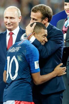 Sport Themen der Woche KW28 Sport Bilder des Tages Moskau, Russland, 15.07.2018, FIFA Weltmeisterschaft, Finale, Frankreich - Kroatien, Kylian Mbappe (FRA) und Frankreichs Staatspraesident Emmanuel Macron ( DeFodi507 *** Moscow Russia 15 07 2018 FIFA World Cup finals France Croatia Kylian Mbappe FRA and Frances President Emmanuel Macron DeFodi507