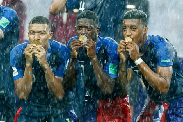 Fußball, WM Finale 2018 in Moskau, Frankreich - Kroatien Moskau, Russland, 15.07.2018, FIFA Weltmeisterschaft, Finale, Frankreich - Kroatien, Kylian Mbappe (FRA), Ousmane Dembele (FRA) und Presnel Kimpembe (FRA) ( DeFodi507 *** Moscow Russia 15 07 2018 FIFA World Cup Final France Croatia Kylian Mbappe FRA Ousmane Dembele FRA and Presel Kimpembe FRA DeFodi507