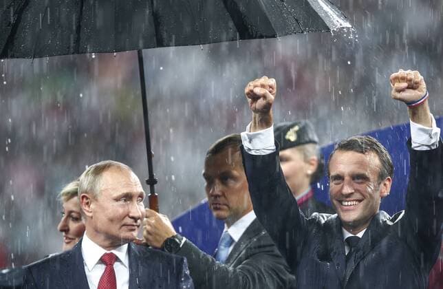 FuÃŸball, WM Finale 2018 in Moskau, Frankreich - Kroatien MOSCOW, RUSSIA - JULY 15, 2018: Russia s President Vladimir Putin (L) and France s President Emmanuel Macron during an award ceremony after the 2018 FIFA World Cup WM Weltmeisterschaft Fussball Final match between France and Croatia at Luzhniki Stadium. Valery Sharifulin TASS  TS089B93