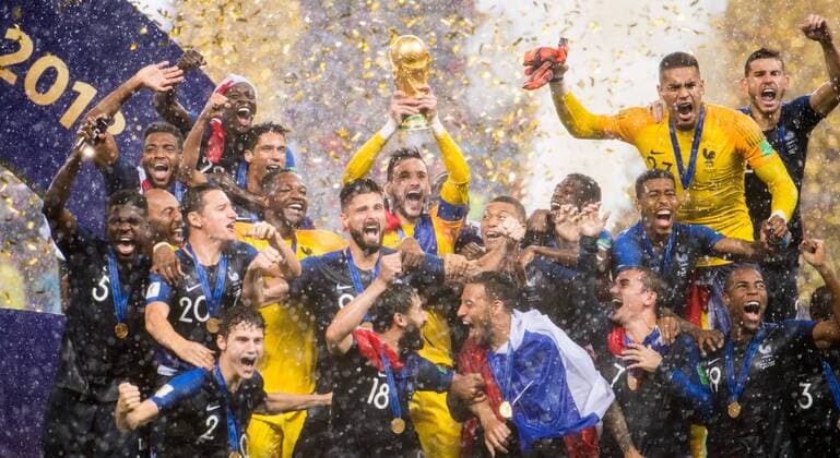 180715 Players of France celebrate with the trophy after winning the FIFA World Cup final match between France and Croatia on July 15, 2018 in Moscow Photo Petter Arvidson BILDBYR N Code PA 92087  Copyright: PETTERxARVIDSON BB180715PA334