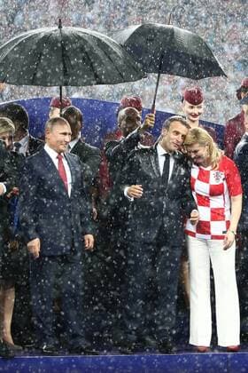 FuÃŸball, WM Finale 2018 in Moskau, Frankreich - Kroatien 15th July 2018, Luzhniki Stadium, Moscow, Russia; FIFA World Cup WM Weltmeisterschaft Fussball Football Final, France versus Croatia; Russian President Vladimir Putin, French President Emmanuel Macron, Croatian President Kolinda Grabar Kitarovic as an torrential downpour happens during the presentation  ActionPlus12048254 PierrexTeyssot