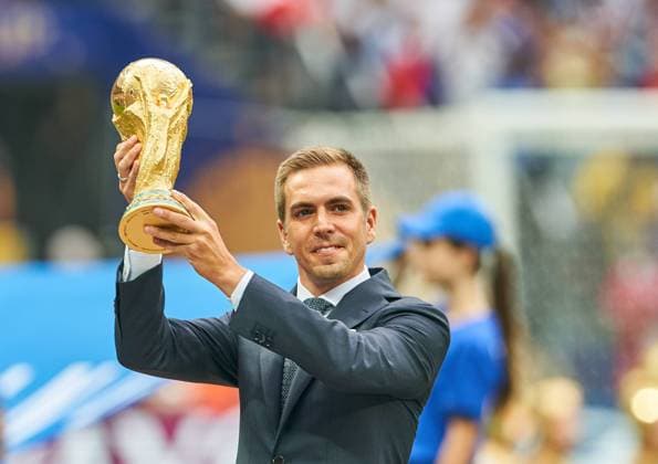 Sport Bilder des Tages France - Croatia, Soccer, Moscow, July 15, 2018 World Cup winner 2014 captain Philipp LAHM, Germany with the Official FIFA World Cup WM Weltmeisterschaft Fussball Original Trophy, FRANCE - CROATIA 4-2 Football FIFA WORLD CUP 2018 RUSSIA, Final, Season 2018 2019, July 15, 2018 in Luzhniki Stadium Moscow, Russia. Photo: MAGICS Peter Schatz