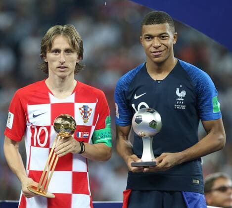 Fu?ball, WM Finale 2018 in Moskau, Frankreich - Kroatien Sport Themen der Woche KW28 Sport Bilder des Tages France v Croatia 2018 FIFA World Cup WM Weltmeisterschaft Fussball Final Luka Modric of Croatia with the Adidas Golden Ball Award and Kylian Mbappe of France with the FIFA Yong Player Award at the end of the 2018 FIFA World Cup Final match at Luzhniki Stadium, Moscow Content Not Available For UK Newspapers Copyright: xPaulxChestertonx FIL-12022-0244