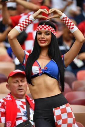 kroatischer weiblicher Fan,Fussballfan,, junge Frau,weiblich,sexy. Frankreich (FRA) - Kroatien (CRO) 4-2, Finale, Spiel 64, am 15.07.2018 in Moskau; Luzhniki Stadion. Fussball Weltmeisterschaft 2018 in Russland vom 14.06. - 15.07.2018. *** Croatian female fan soccer fan young woman female sexy France FRA Croatia CRO 4 2 Final match 64 on 15 07 2018 in Moscow Luzhniki Stadium Football World Cup 2018 in Russia from 14 06 15 07 2018