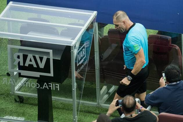 Schiedsrichter Nestor PITANA geht zum VAR Monitor, VAR, Video Assistent Referee, Videobeweis, Entscheidung, Video, Beweis, Frankreich (FRA) - Kroatien (CRO) 4:2, Finale, Spiel 64, am 15.07.2018 in Moskau; Fussball Weltmeisterschaft 2018 in Russland vom 14.06. - 15.07.2018. Â *** Referee Nestor PITANA goes to the VAR Monitor VAR Video Assistant Referee Videobeweis Decision Video Proof France FRA Croatia CRO 4 2 Final Game 64 on 15 07 2018 in Moscow Football World Cup 2018 in Russia from 14 06 15 07 2018 Â
