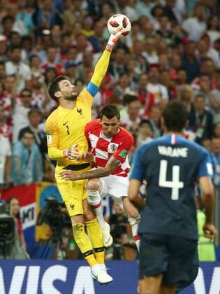 Goalkeeper Hugo Lloris Mario Mandzukic Action Match scene Battle of Football Football FIFA World Cup Russia Russia 2018 Final Season 2017 2018 15 07 2018 France FRA vs Croatia CRO