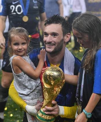 FIFA World Cup 2018 FINALE France Croatia 15 07 2018 JUBEL World Champion France Goalkeeper Hugo Lloris with trophy and children