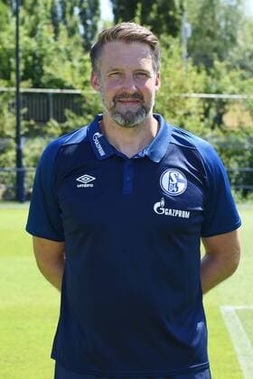 Goalkeeping coach Simon Henzler FC Schalke 04 1 BL Portrait date 2018 2019 Team2