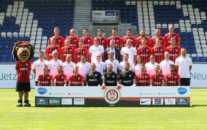 16 07 2018 xxxx Soccer 3 Liga SV Wehen Wiesbaden Photoalbum 2018 Portrait date 2018 2019 emspor vl 1 Series from left Stephan Andrist Jules Schwadorf Dominik Martinovic Jan Albrecht Markus Kolke Lukas Watkowiak Sebastian Mrowca Marc Wachs Daniel Kofi Kyereh 2 Series from left Team physician Dr Michael Höstermann Team doctor Dr Darius Enayat Team Doctor Dr Achim Bitschnau Team Leader Torsten Conradi Scouting Analysis Philipp Gründler Goalkeeper Coach Steffen Vogler Head Scouting Analysis Paul Fernie Team Assistant Janina Kulm Physiotherapist Michaela Hiemer Physiotherapist Henning Scherer Fitness and Athletics Coach Sebastian Wagener 3 row from left Nicklas Shipnsoki Alf Mintzel Moritz Kuhn Head Coach Rüdiger Rehm Sporting director Christian Hock Co Coach Mike Krannich RenŽ Guder Stefan Lorenz Max Dittgen 4 Series from left Sören Reddemann Manuel Schäffler Jeremias Lorch Niklas Dams Sascha Mockenhaupt Giuliano Modica Simon Brandstetter Steven Ruprecht Mascot Taunas Wiesbaden