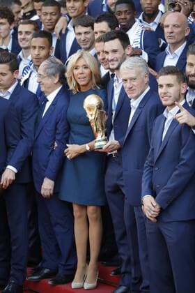 Brigitte Macron, Emmanuel Macron, Hugo Lloris et le trophee FIFA World Cup WM Weltmeisterschaft Fussball Didier Deschamps, Noel Le Graet et les autres joueurs, membres du staff FOOTBALL : Equipe de France de Football recu au Palais de l Elysee - Paris - 16 07 2018 StephaneAllaman Panoramic 