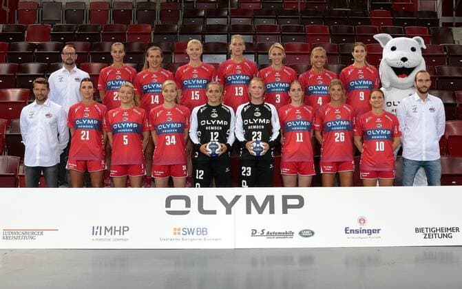 17 07 2018 Germany Ludwigsburg Handball Bundesliga Women Season 2018 2019 SG BBM Bietigheim Portraittermin Fltr Front row Felix Bauer Athletic trainer Fie Woller Antje Lauenroth Kim Brown Dinah Eckerle Valentina Salamakha Laura van der Heijden Angela Malestein Anna Loerper Martin Krebber Physiotherapist 2 row from left to right Martin Albertsen Head coach Daniela Gustin Carolina Kudlac Gloc Kim Naidzinavicius Luisa Schulze Maura Visser Charris Rozemalen Ines Ivancok Lotte Mascot