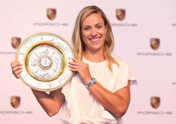 BAU 17 7 2018 Stuttgart Tennis Angelique Kerber in Stuttgart Angie Kerber presents a duplicate of her bowl