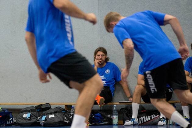 Sebastian Hinze Coach Bergischer HC attentively observes the endurance test Performance diagnostics Bergischer HC Day 2 Handball DKB Handball Bundesliga 17 07 18 Solingen NRW Germany Sporthalle Heiligenstock Copyright: xdnet_cdnx