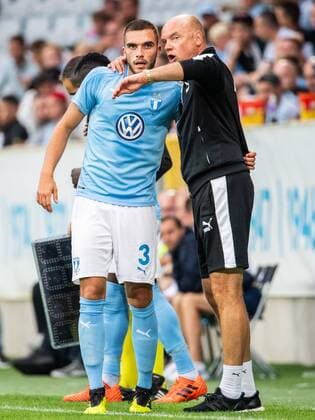 180717 Egzon Binaku or Malmö FF receives instructions from head coach Uwe Rösler or Malmö FF during the UEFA Champions League qualifying match between Malmö FF and Drita on July 17, 2018 in Malmö Photo Ludvig Thunman BILDBYRAN code LT 35506  Copyright: LUDVIGxTHUNMAN BB180717LT055
