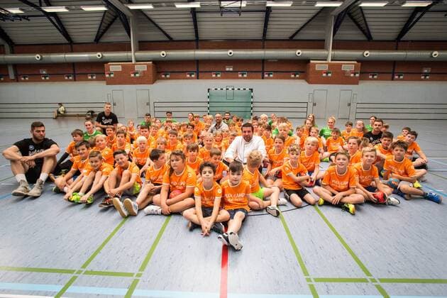 Group photo at the press photo session at the handball school Max Camp of Max Ramota and the Bergisch HC with Leos Petrovsky 6 Bergischer HC Maciej Majdzinski 14 Bergischer HC and Milan Kotrc 15 Bergischer HC in the middle of the cook Bastian Beyer Max Camp Handballcamp of the Bergisch HC Handball Solingen 18 07 18 Solingen NRW Germany sports hall FALS Wittkullerstraße Copyright: xdnet_cdnx
