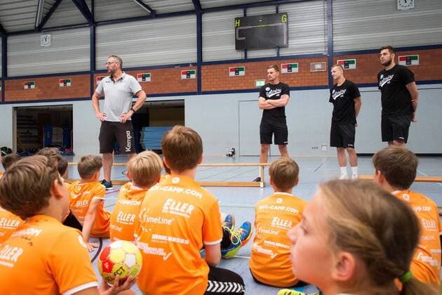 Max Ramota with Milan Kotrc 15 Bergischer HC Maciej Majdzinski 14 Bergischer HC and Leos Petrovsky 6 Bergischer HC Press photo session at the Handball School Max Camp by Max Ramota and the Bergisch HC Max Camp Handball Camp Bergischen HC Handball Solingen 18 07 18 Solingen NRW Germany Sporthalle FALS Wittkullerstraße Copyright: xdnet_cdnx