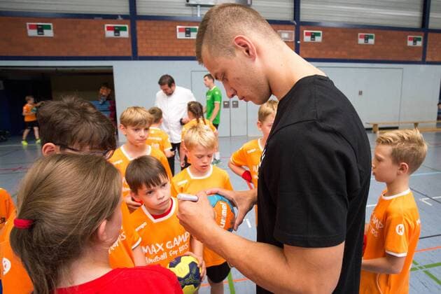 Maciej Majdzinski 14 Bergischer HC had to fulfill many autograph wishes of the children at the handball school Max Camp of Max Ramota and Bergische HC Max Camp handball camp of Bergisch HC Handball Solingen 18 07 18 Solingen NRW Germany sports hall FALS Wittkullerstraße Copyright: xdnet_cdnx