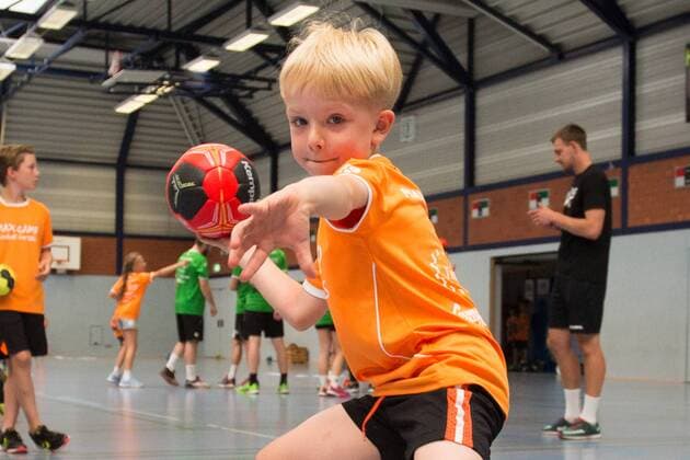 While in the front a boy threw handballs on a goal Milan Kotrc 15 Bergischer HC in the background many Autogrammwünsche of the children at the Handball School Max Camp of Max Ramota and the Bergischen HC meet Max Camp Handball Camp Bergischen HC Handball Solingen 18 07 18 Solingen NRW Germany sports hall FALS Wittkullerstrasse Copyright: xdnet_cdnx